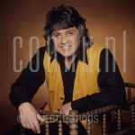 09-05-1988 Arne Jansen at studio in Amterdam.

[keywords]Posed, Half Length, Eyecontact, Smiling, Chair[/keywords]